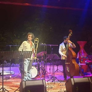 Ozan Musluoğlu'dan Akra Jazz Band ile muhteşem performans