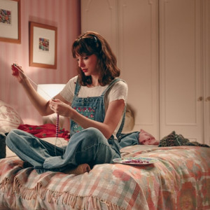 Taylor Swift'in yeni müzik klibi "Opalite" ile 90'lara dönüş