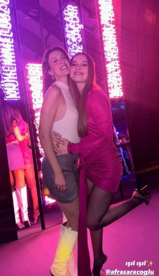 Yalı Çapkını'nın yıldızı Afra Saraçoğlu pembe elbisesi ile büyüledi - Resim : 1