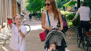 Meryem Uzerli kızlarıyla Berlin sokaklarında yürüyüşe çıktı