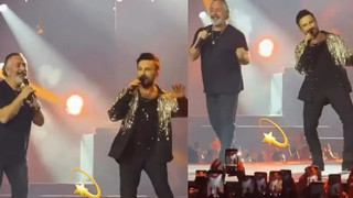 Cem Yılmaz aynı sahneyi paylaştığı Tarkan ile yaş kıyaslamalarına g&ouml;nderme yaptı