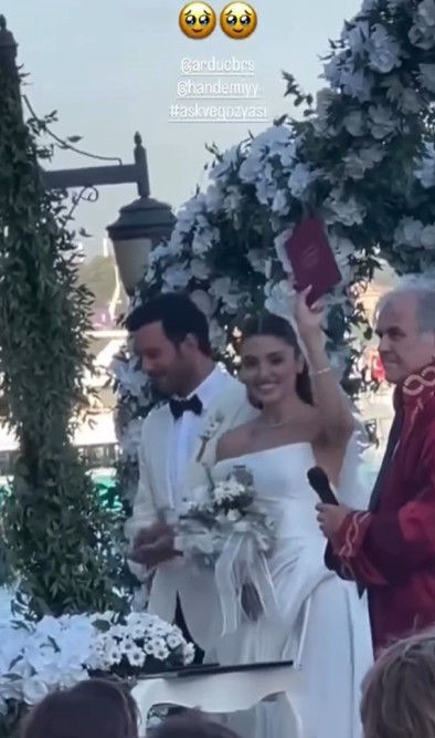 İlk g&ouml;r&uuml;nt&uuml;ler! Barış Ardu&ccedil; ve Hande Er&ccedil;el'li Aşk ve G&ouml;zyaşı dizisinin d&uuml;ğ&uuml;n sahnesi &ccedil;ekildi - Resim : 1