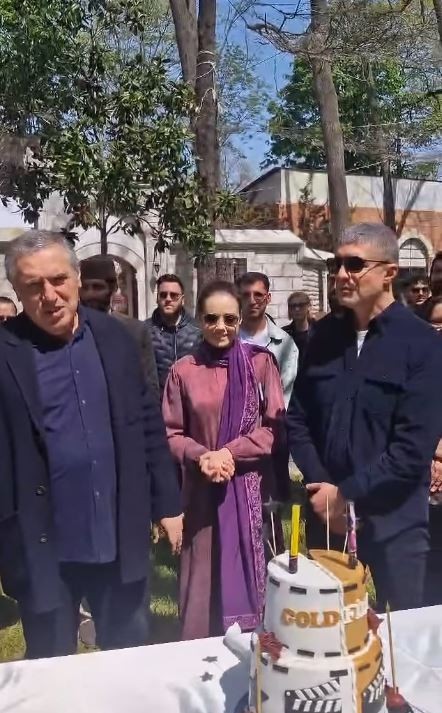Kızıl Goncalar dizisi ekrana veda ediyor! Oyuncular veda pastası kesti - Resim : 1