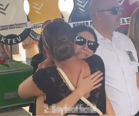 Babasını kaybeden Hazar Ergüçlü'nün gözyaşları - Resim : 1