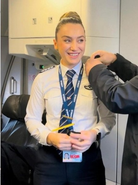 Sabri Sarıoğlu'nun eşi Yağmur Sarıoğlu kaptan pilot oldu - Resim : 2