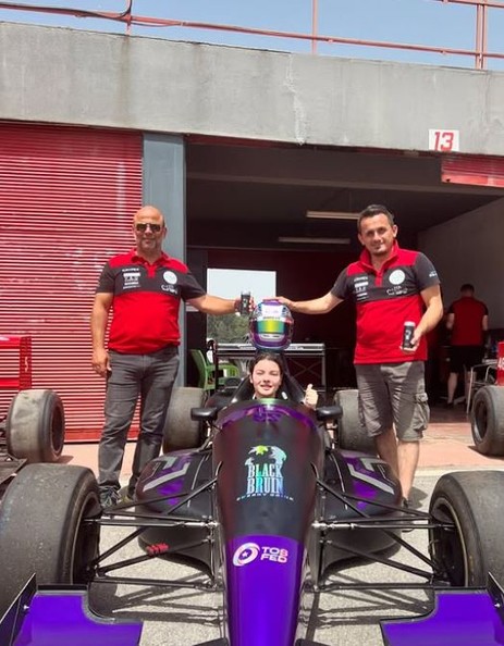 Türkiye'nin ilk kadın Formula pilotu Sena Savaşer, İtalya’ya hazırlanıyor - Resim : 2