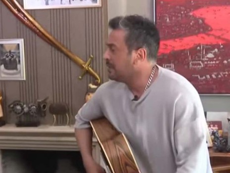Ünlü şarkıcı ve oyuncu Emre Altuğ evinin kapısını ilk kez açtı