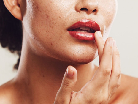 Dudak bakımında onarıcı güç: Peptit içeren en iyi lipbalmlar