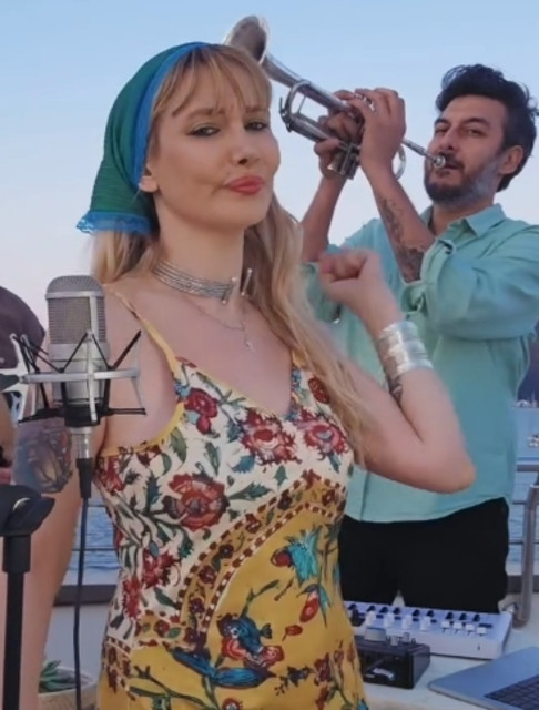 Şarkıcı G&ouml;k&ccedil;e evlendi - Resim : 2