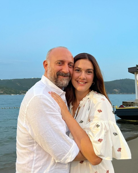 Halit Ergenç, Bergüzar Korel ile tanışma hikayesini anlattı: Keşkek yerken tanıştık - Resim : 2