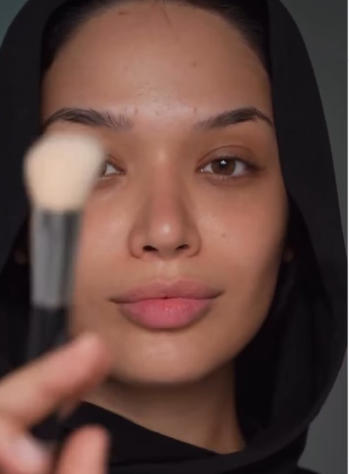 İranlı makyaj sanatçısı Hande Erçel’e Hande Erçel’den daha çok benzedi - Resim : 1