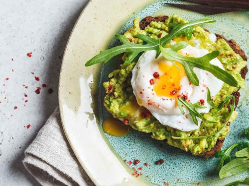 Hem diyet olsun hem doyurucu olsun: Poşe yumurtalı avokado tost