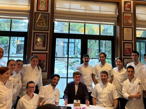 Dünyaca ünlü yıldız Elton John Ömer Koç'un restoranına konuk oldu