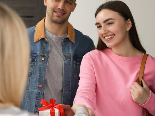 Yeni evlenmiş arkadaşa ev ziyaretine hediye alınır mı?