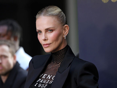 Charlize Theron'un otomobilini evinin bahçesini girip çaldılar