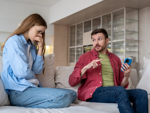 Partnerinizin sosyal medya profili, ilişkinizin gizli aynası mı?