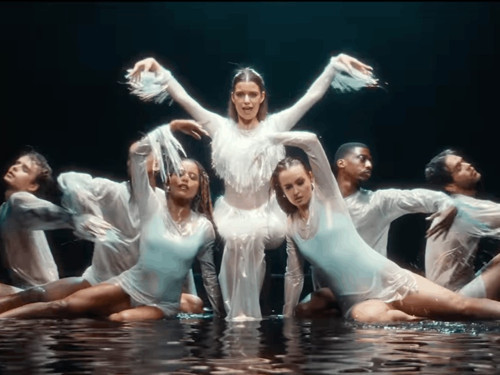 Beren Saat’in İngilizce şarkısı "CapitaliZoo" yayında