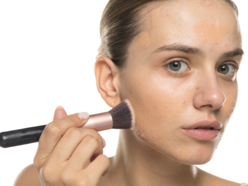 Akneye eğilimli ciltler için cildi yormayan 7 fondöten