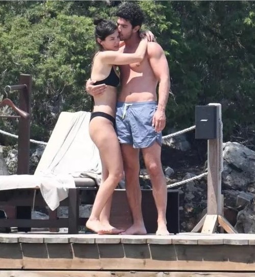 Kaan Yıldırım'dan Pınar Deniz'e sahilde ayak masajı - Resim : 1