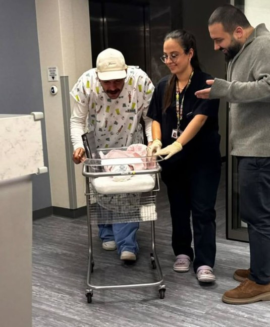 Beste Kökdemir ile Fazlı Erdinç Çatak, ilk çocuklarını kucaklarına aldı - Resim : 1