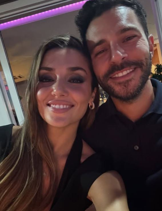 Hande Erçel ve Hakan Sabancı'dan yeni aşk pozu - Resim : 1