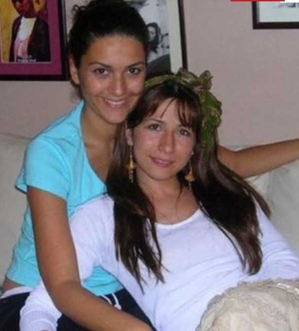 Bergüzar Korel takipçilerini lise yıllarına götürdü! "Hiç değişmemiş" yorumları yapıldı - Resim : 1