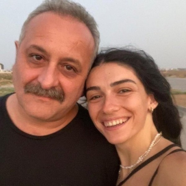Hazar Ergüçlü sevgilisi Kutay Soyacak ile ilk pozunu paylaştı - Resim : 1
