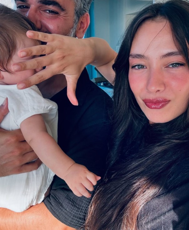 Neslihan Atag&uuml;l'den oğlu ve eşiyle doğum g&uuml;n&uuml; paylaşımı: "Bence de, iyi ki doğdum!" - Resim : 1
