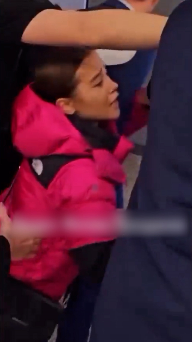 Hande Erçel, minik hayranına müdahelede bulunan korumasına tepki gösterdi - Resim : 3