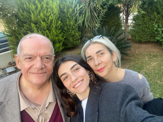 Babasını kaybeden Hazar Ergüçlü'nün gözyaşları - Resim : 2