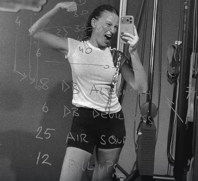 Serenay Sarıkaya'dan kas şov - Resim : 2