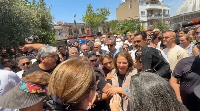 Oyuncu Ece İrtem, Kuşadası'nda son yolculuğuna uğurlandı - Resim : 3