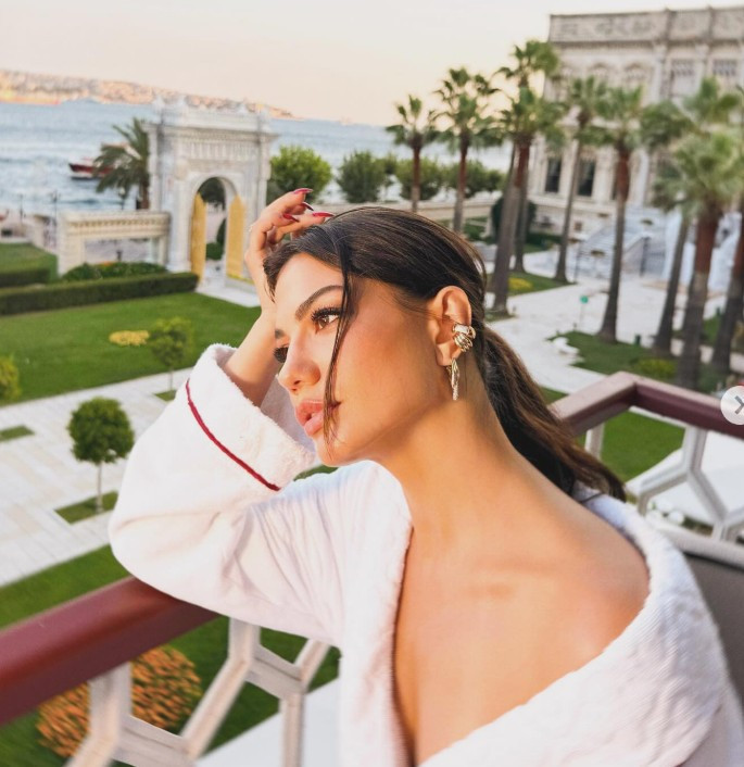 Eşref Rüya'nın Nisan'ı Demet Özdemir'den yeni pozlar - Resim : 1