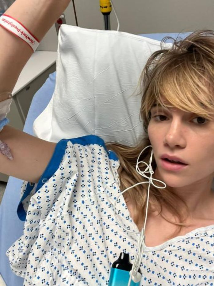 Ünlü şarkıcı Suki Waterhouse dar pantolon giymekten fıtık oldu - Resim : 1