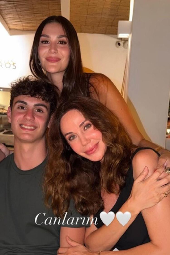 İbrahim Kutluay ve &ccedil;ocuklarıyla tatilde olan Demet Şener'den bikinili tatil pozları - Resim : 1