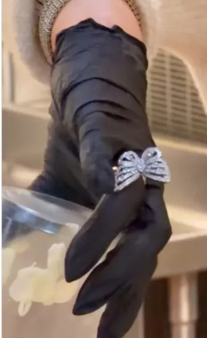 Mariah Carey 42 bin dolarlık yüzüğünü plastik eldivenin üstüne taktı - Resim : 2