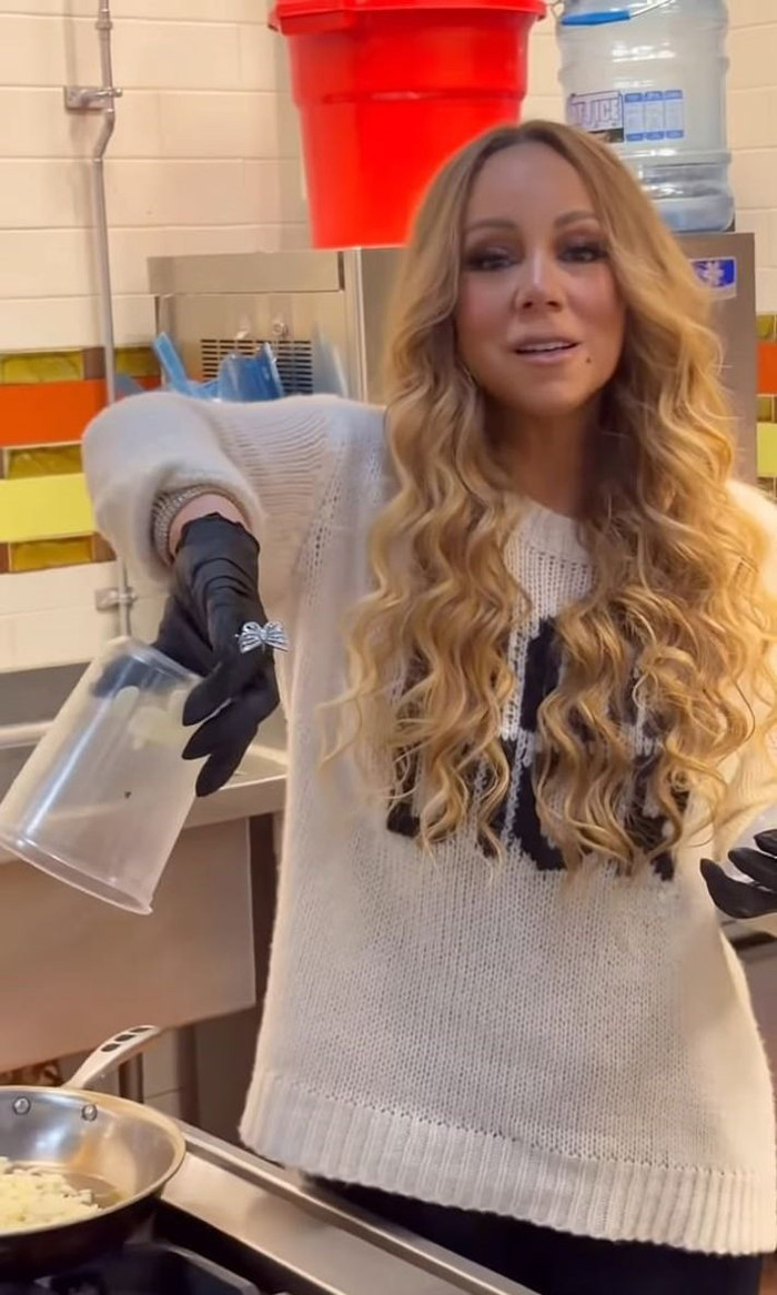 Mariah Carey 42 bin dolarlık yüzüğünü plastik eldivenin üstüne taktı - Resim : 1