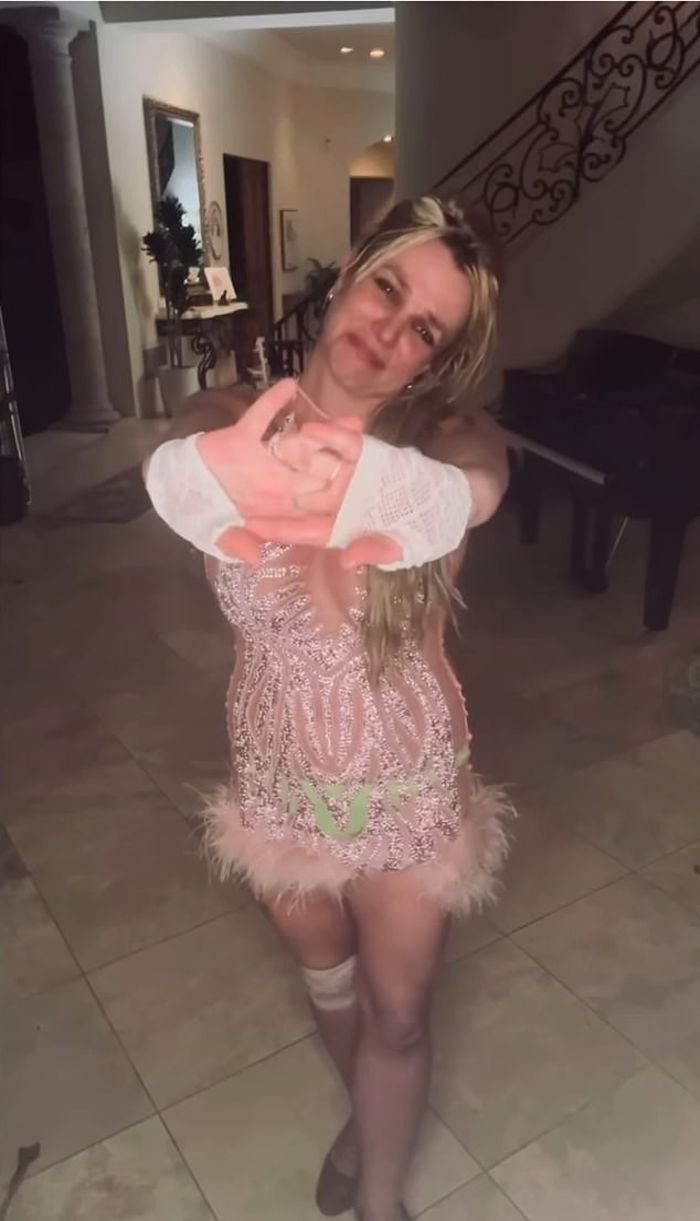 Britney Spears yaralı halde dans etti - Resim : 1