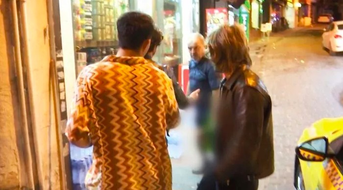 Arctic Monkeys üyeleri Beyoğlu'nda bir bakkal tarafından kovuldu - Resim : 1