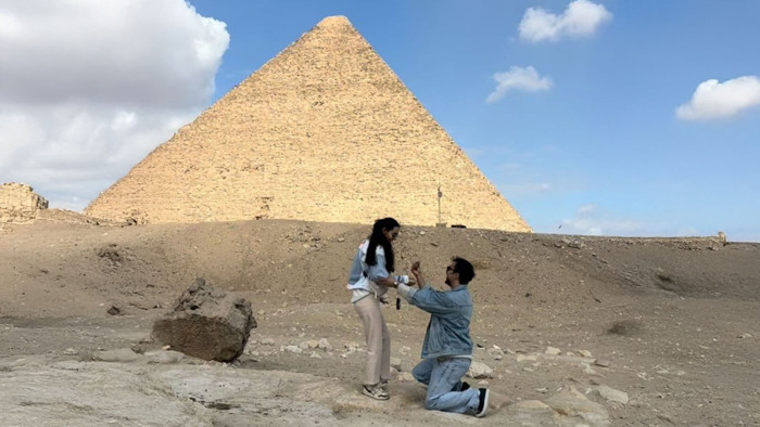 Doğa&ccedil; Yıldız&rsquo;dan Başak &Ccedil;oruh'a piramitlerin &ouml;n&uuml;nde romantik evlilik teklifi - Resim : 1