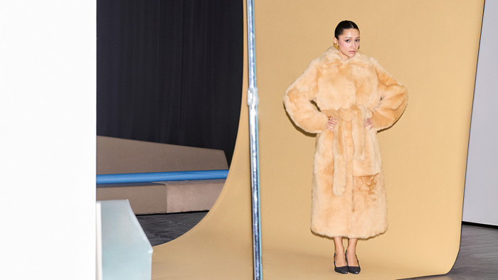 Zeynep Bastık: Altın &ccedil;ağında - Resim : 7