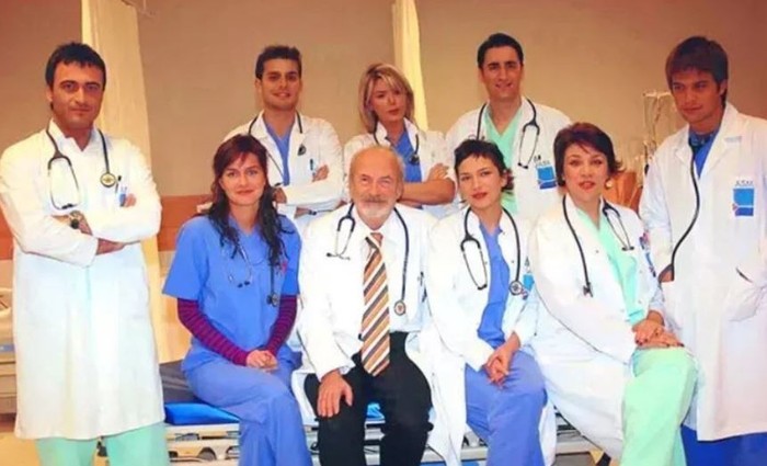 'Doktorlar' dizisi oyuncularının son hali gündem oldu! Yasemin Özilhan, Yağmur Atacan ve Devrim Nas yıllar sonra bir arada - Resim : 1