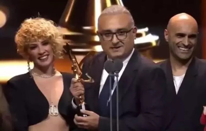 Ödül töreninde taklidini yapan Onur Atilla'ya Kerem Bursin'den cevap - Resim : 1