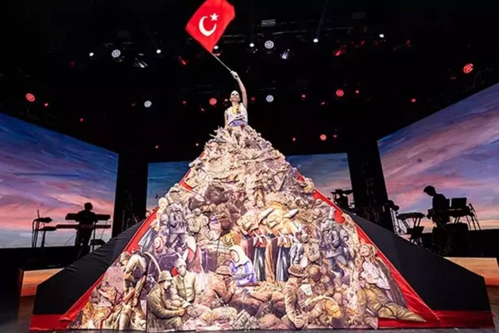 Simge Sağın'dan 30 Ağustos'a özel dev elbise! - Resim : 2