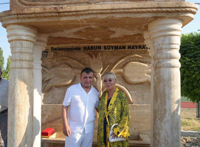 Safiye Soyman oğlu için yaptırdığı hayratı gözyaşlarıyla açtı - Resim : 1