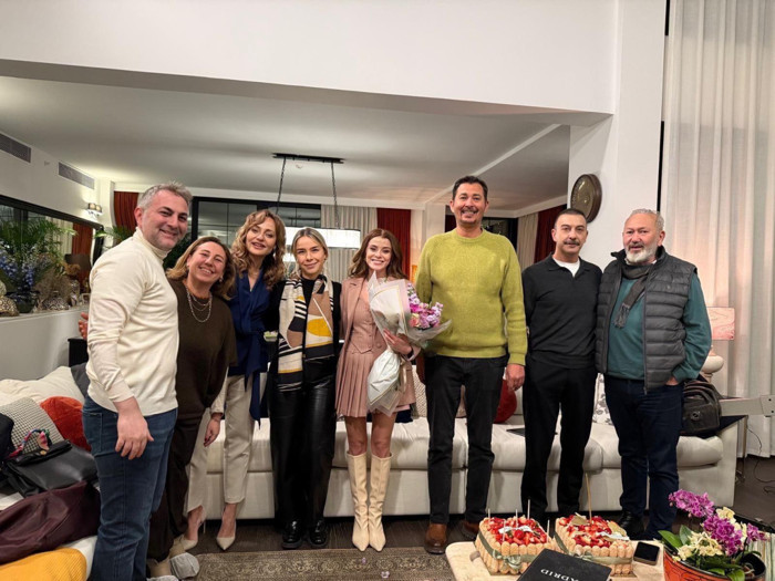 "Şule" dizisinin setinde İlayda Alişan&rsquo;a s&uuml;rpriz doğum g&uuml;n&uuml; kutlaması - Resim : 1