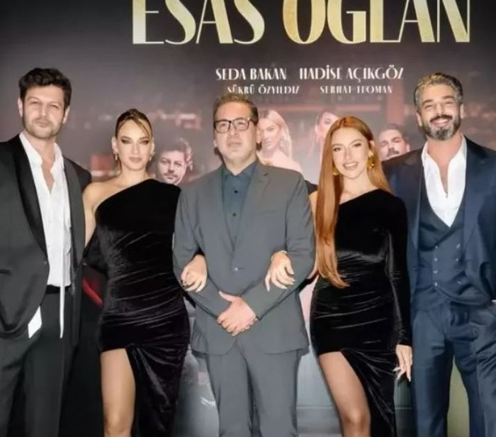 Şarkıcı Hadise ile yönetmen aşkı Şenol Sönmez ayrıldı! Ayrılığı sahnede duyurdu - Resim : 2