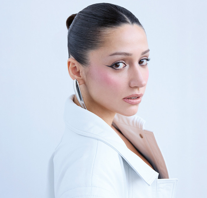 Zeynep Bastık: Altın &ccedil;ağında - Resim : 2