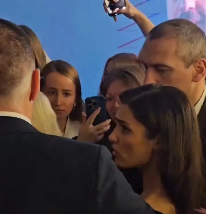 Hande Erçel, minik hayranına müdahelede bulunan korumasına tepki gösterdi - Resim : 2