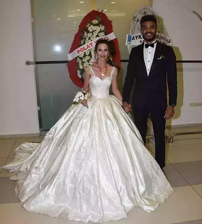 Survivor'da yasak aşk iddiası! Yağmur Banda ve Efecan Dienzenza aşk mı yaşıyor? Duygu Dianzenza ile boşandı - Resim : 1